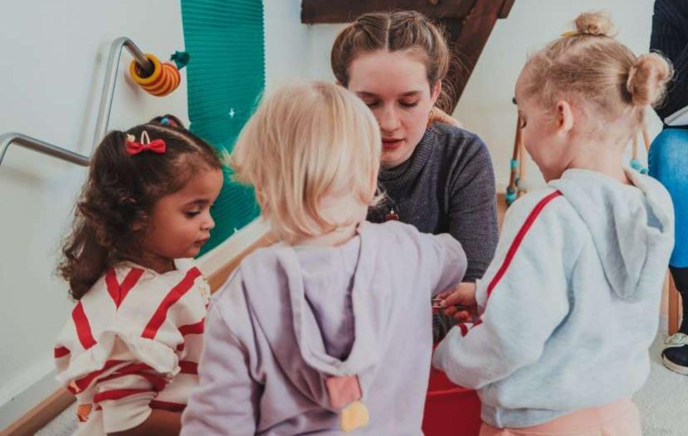 Unser Betreuungspersonen kümmern sich liebevoll um die Kinder im «SpatzenNest»