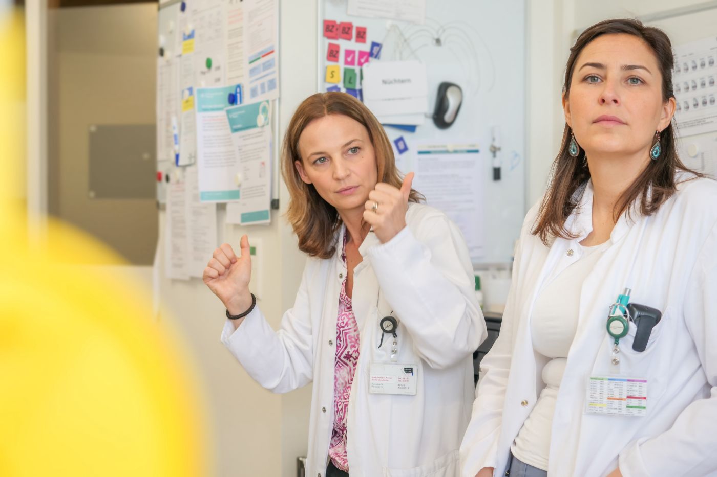 Prof. Cristina Granziera in einer Patientenbesprechung
