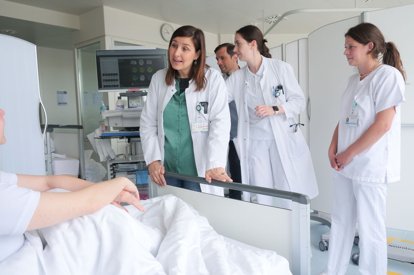 Prof. Mira Katan in einer Patientenbesprechung