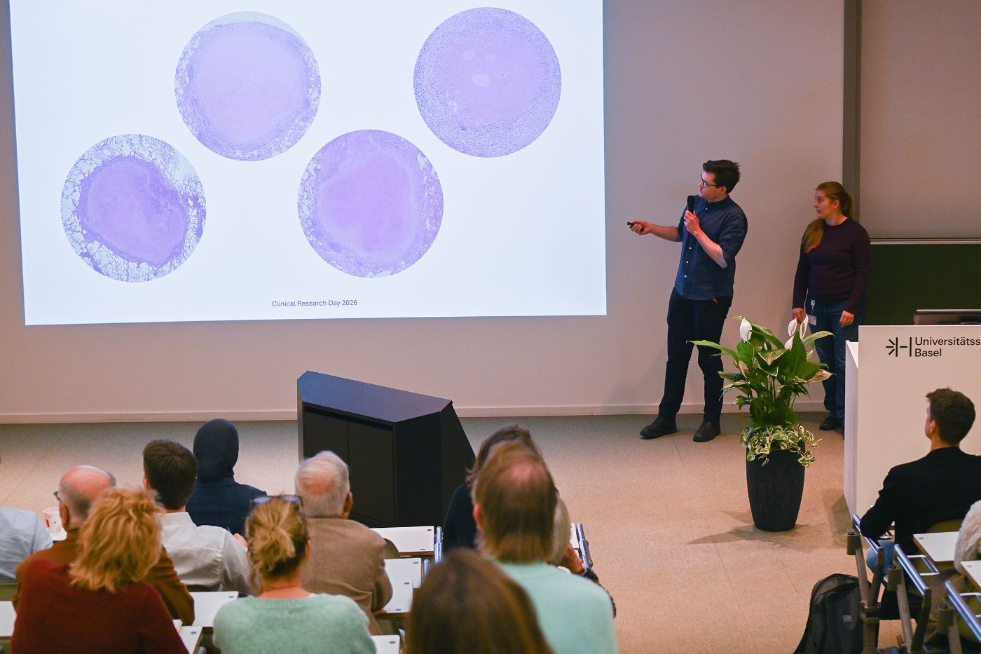 Dr. Salome Hosch und Dr. Baptiste Hamelin stellen ihr Forschungsprojekt «Molekulare gewebebasierte Präzisionsdiagnostik von Infektionskrankheiten» vor.