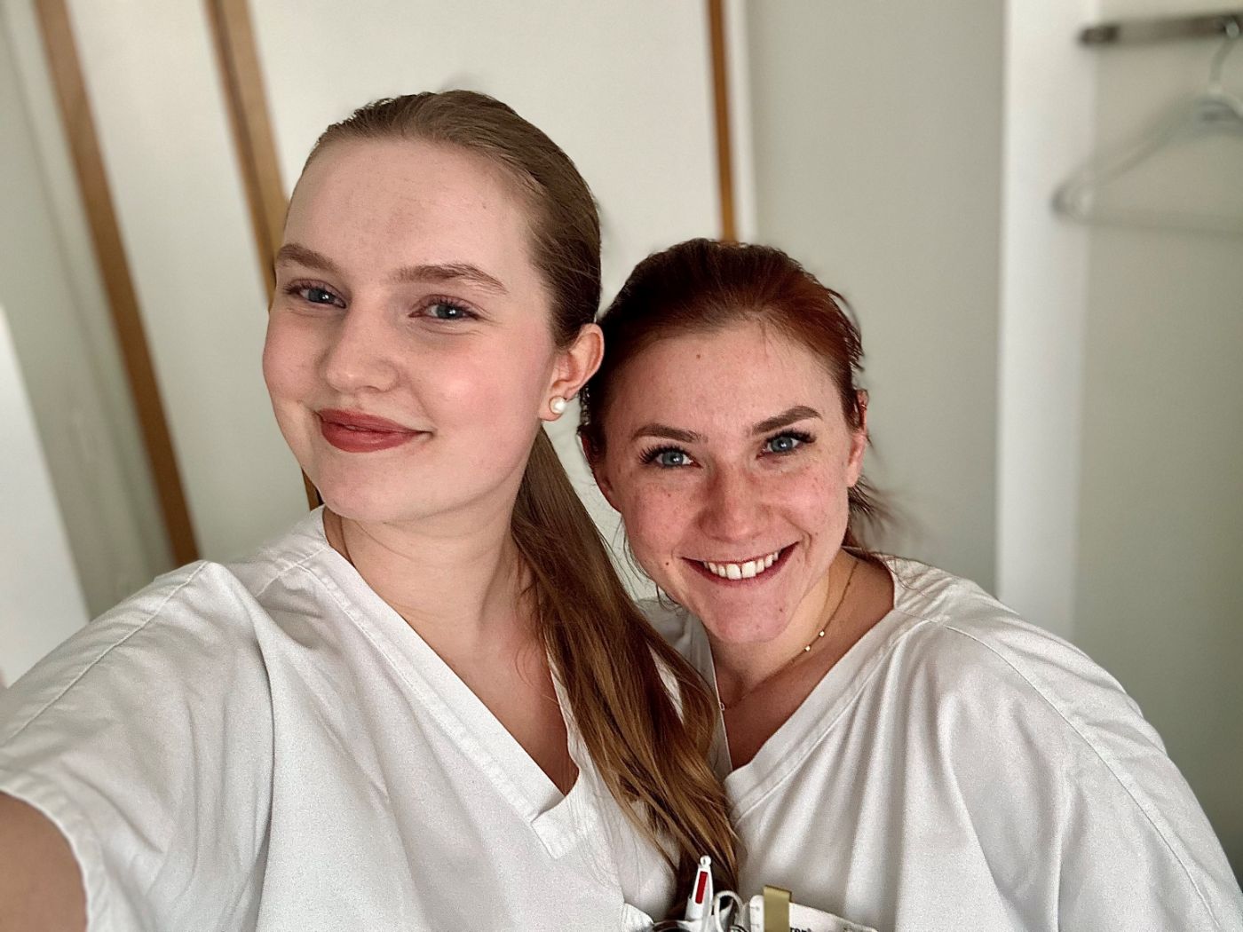 Amelie Wahl und Arbeitskollegin als Testimonial für die Ausbildung Dipl. Pflegefachperson HF