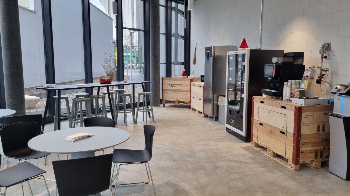 Der helle Eingangsbereich, in dem Besucher und Besucherinnen empfangen werden und Mitarbeitende ihre Pause verbringen können.
