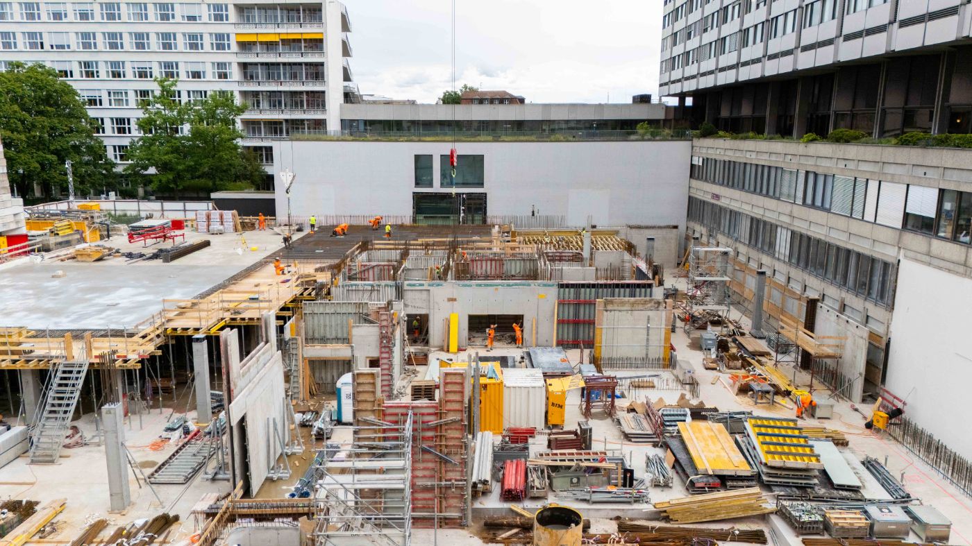 Blick auf den zukünftigen Bettenturm. Der Boden des Erdgeschosses wird erstellt.