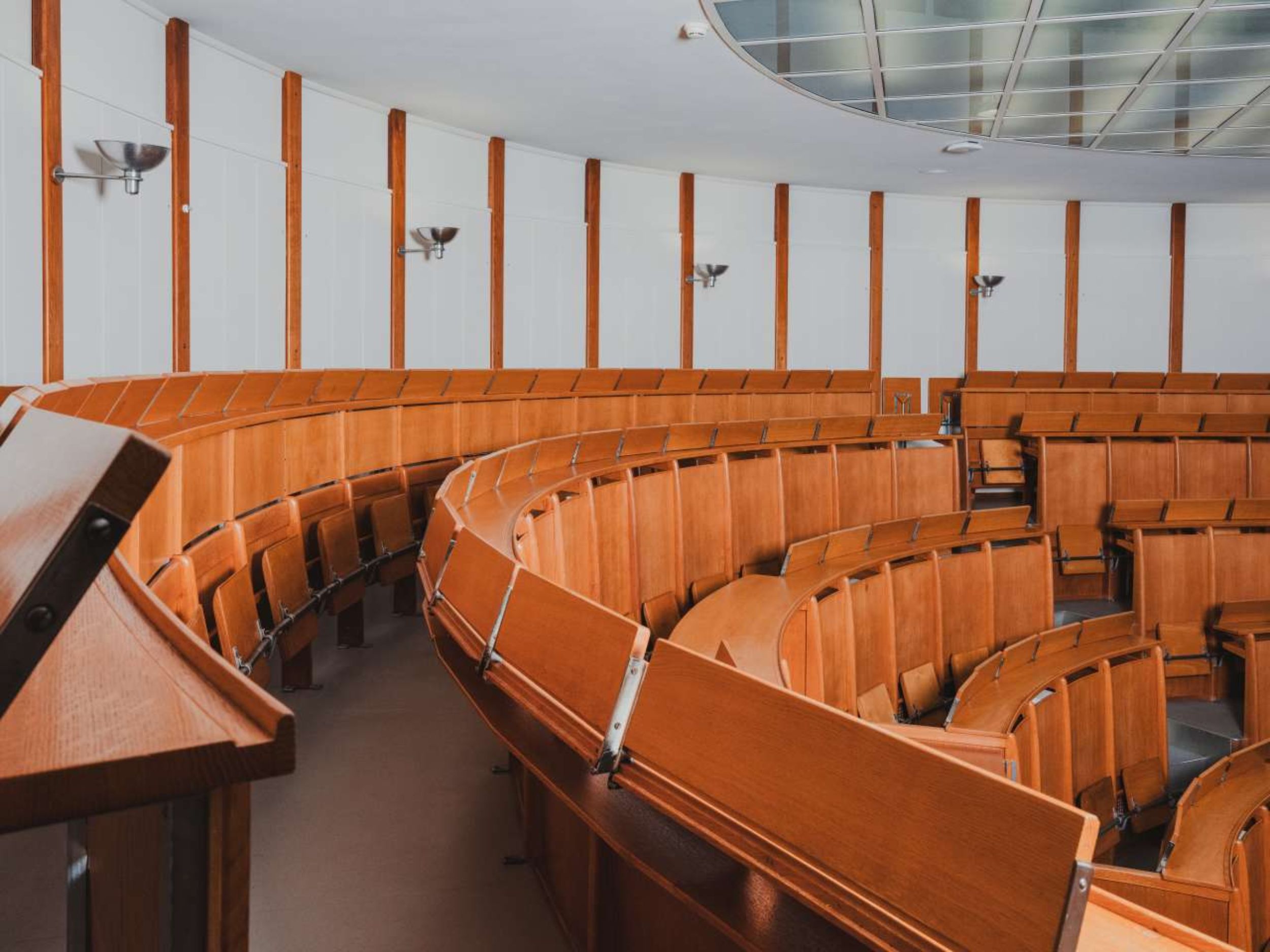 Gruppe von Frauen und Männern verschiedener Nationen in blauen und grünen OP-Kleidern