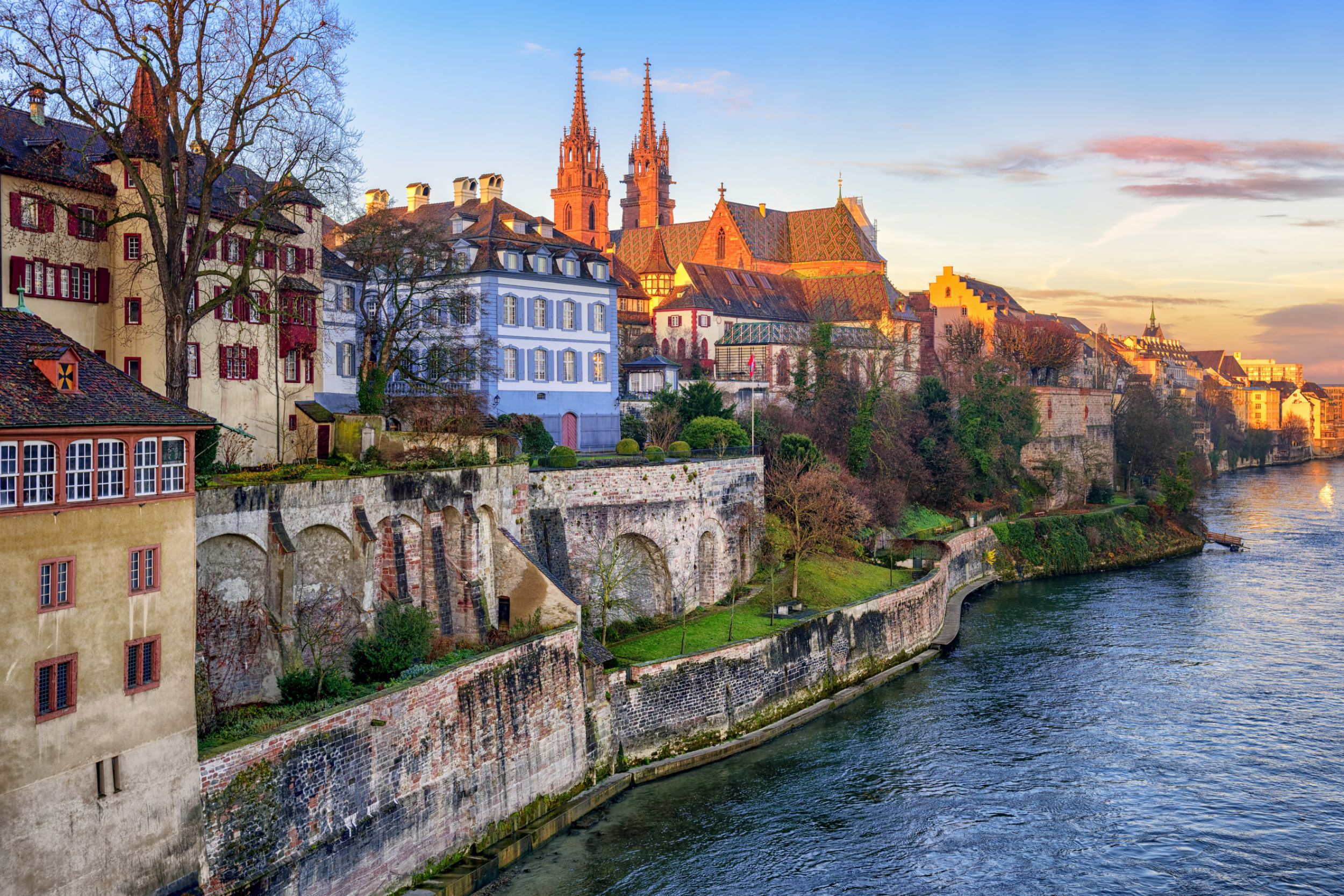 Panoramablick auf den Rhein und auf Grossbasel mit dem Münster