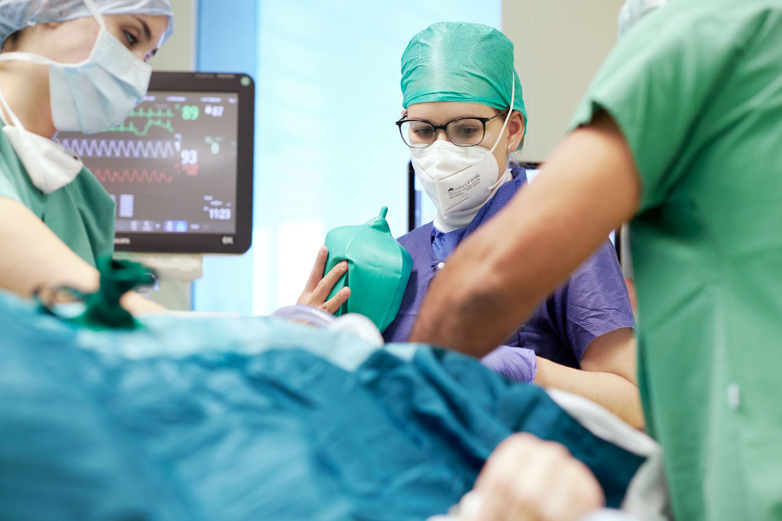 Ärzt*innen und Pflegende bei einer Operation