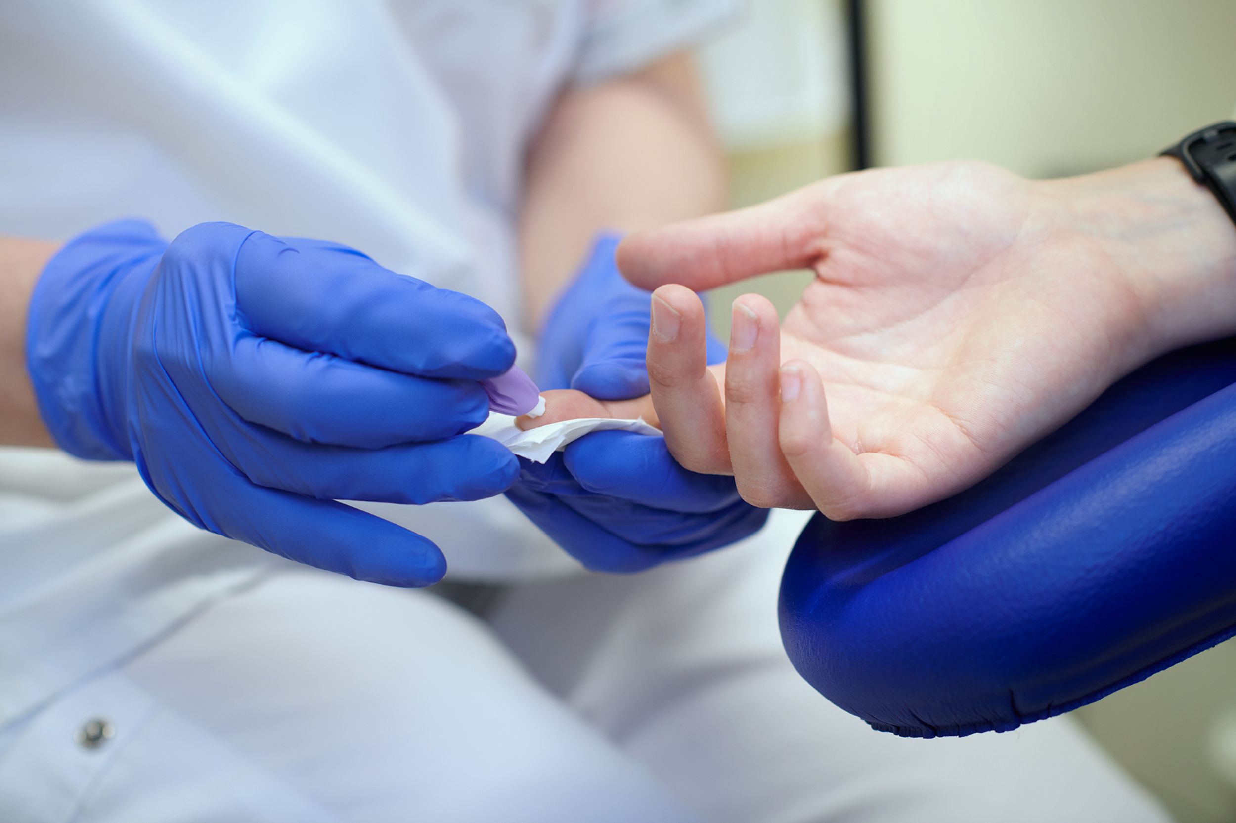 Blutentnahme zur Blutzucker-Kontrolle bei Patientin