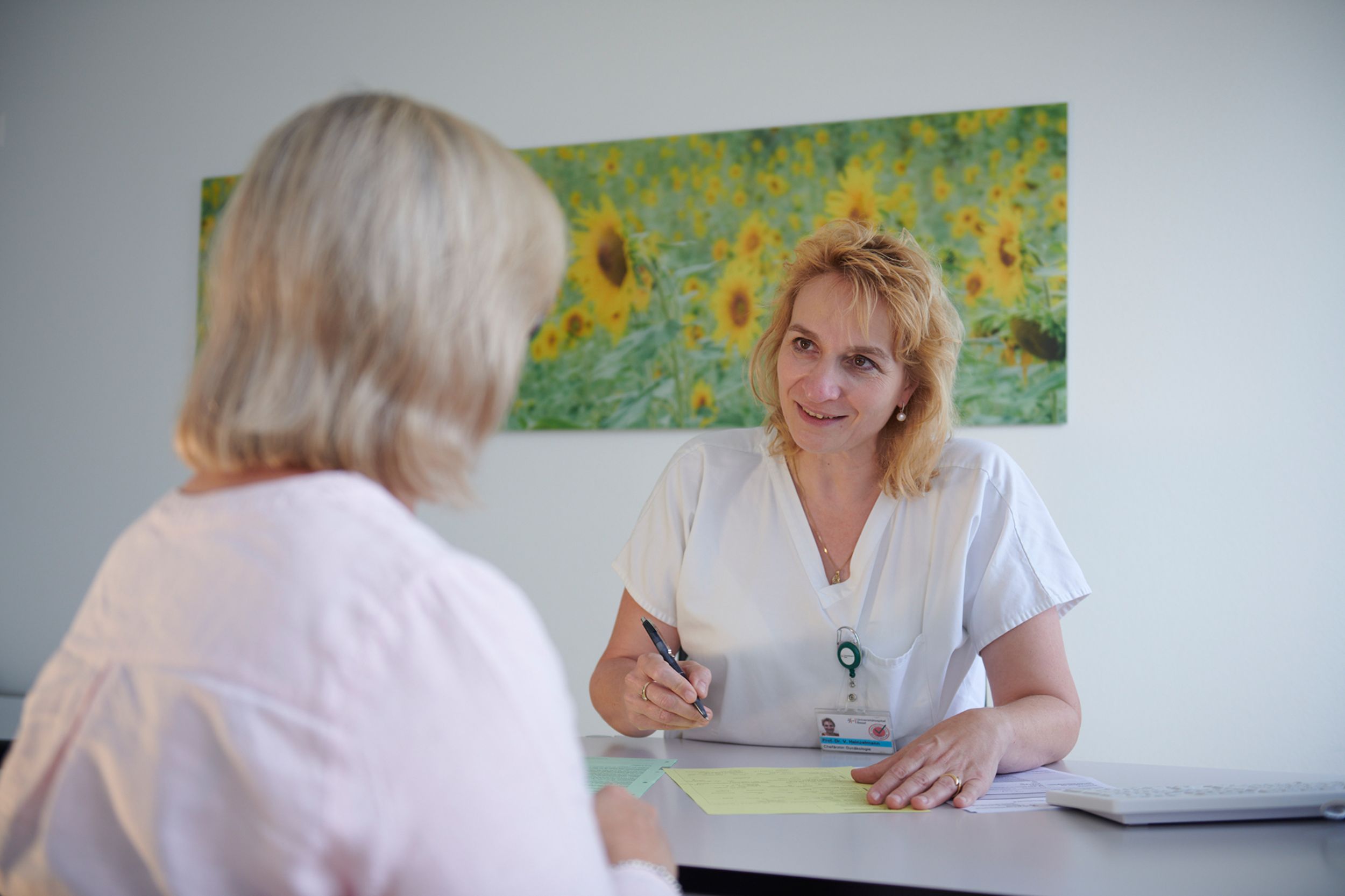 Prof. Viola Heinzelmann in Besprechung mit Patientin