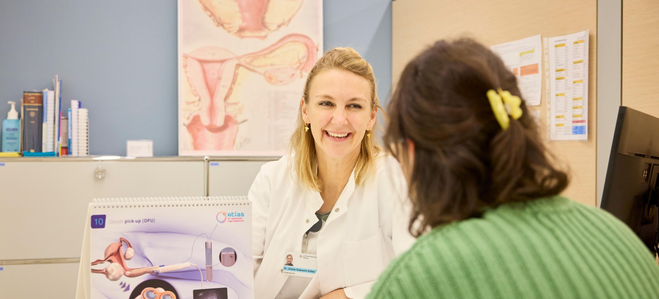 Dr. Alexander Quaas in conversation with a patient couple