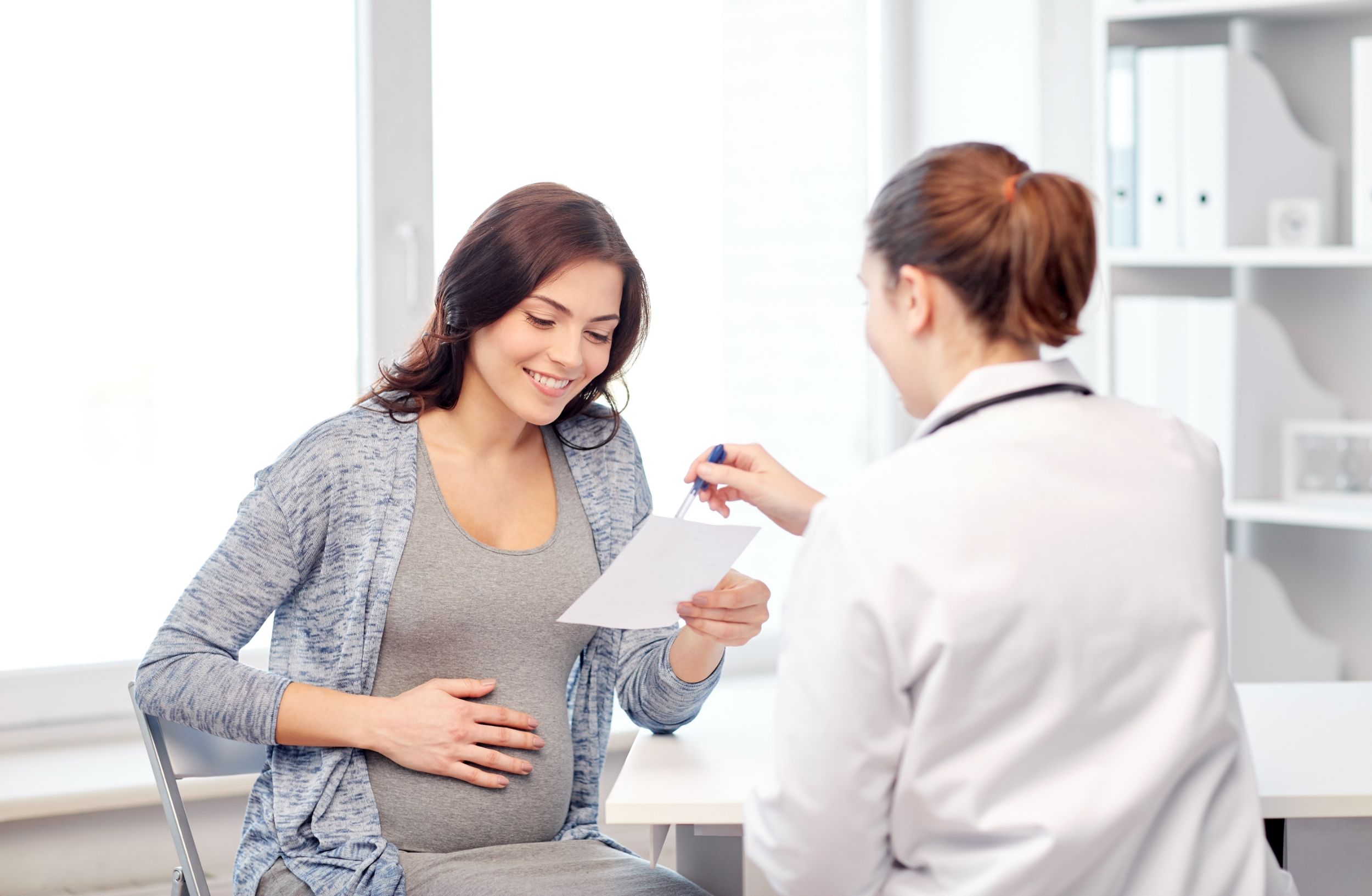 Schwangere Frau hält ihren Bauch