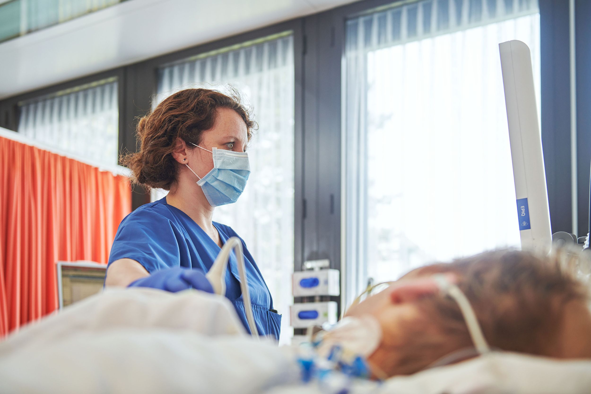 Ärztin bei einer Ultraschalluntersuchung auf der Intensivpflegestation