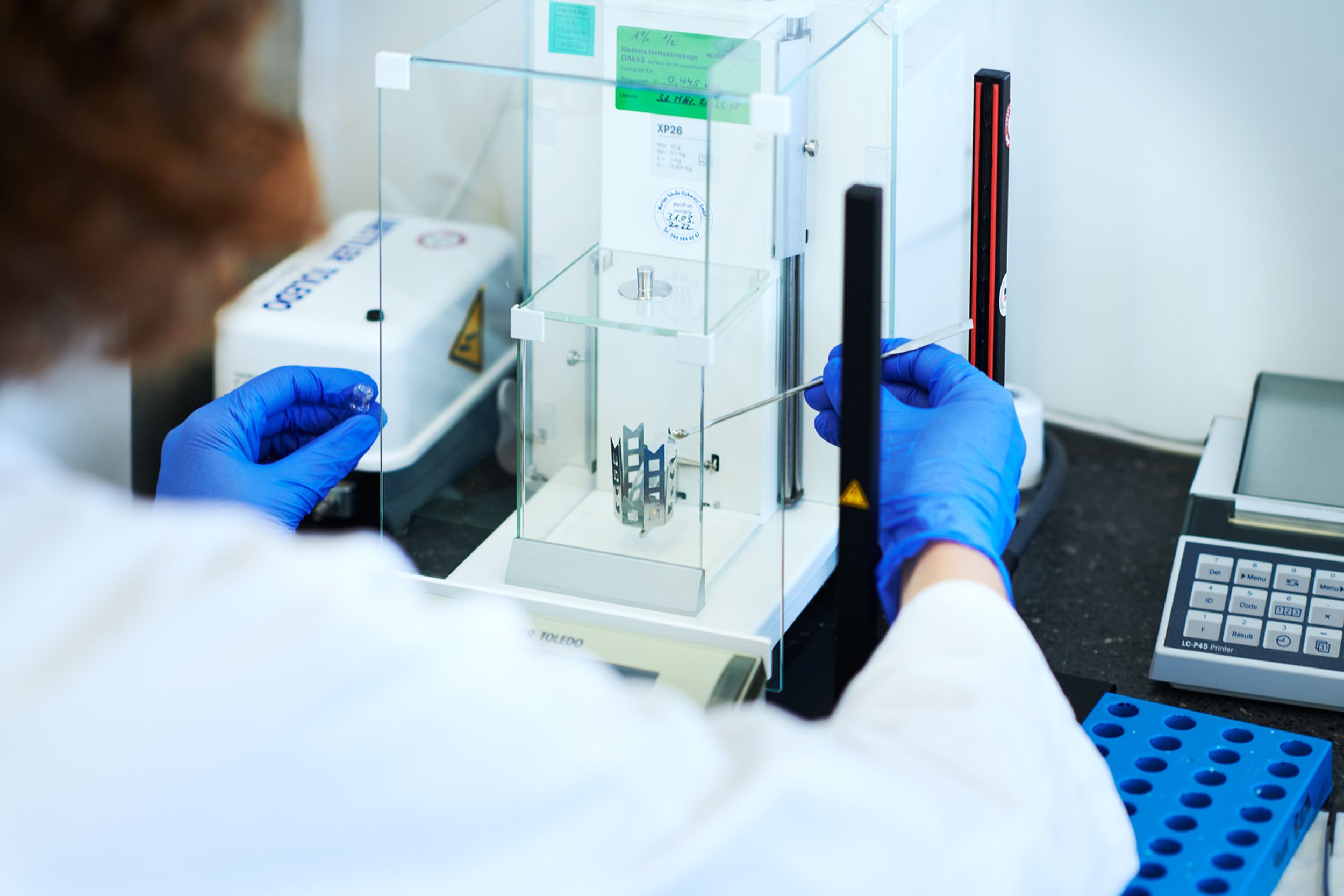 Mitarbeiterin der klinischen Pharmakologie bei der Einwaage