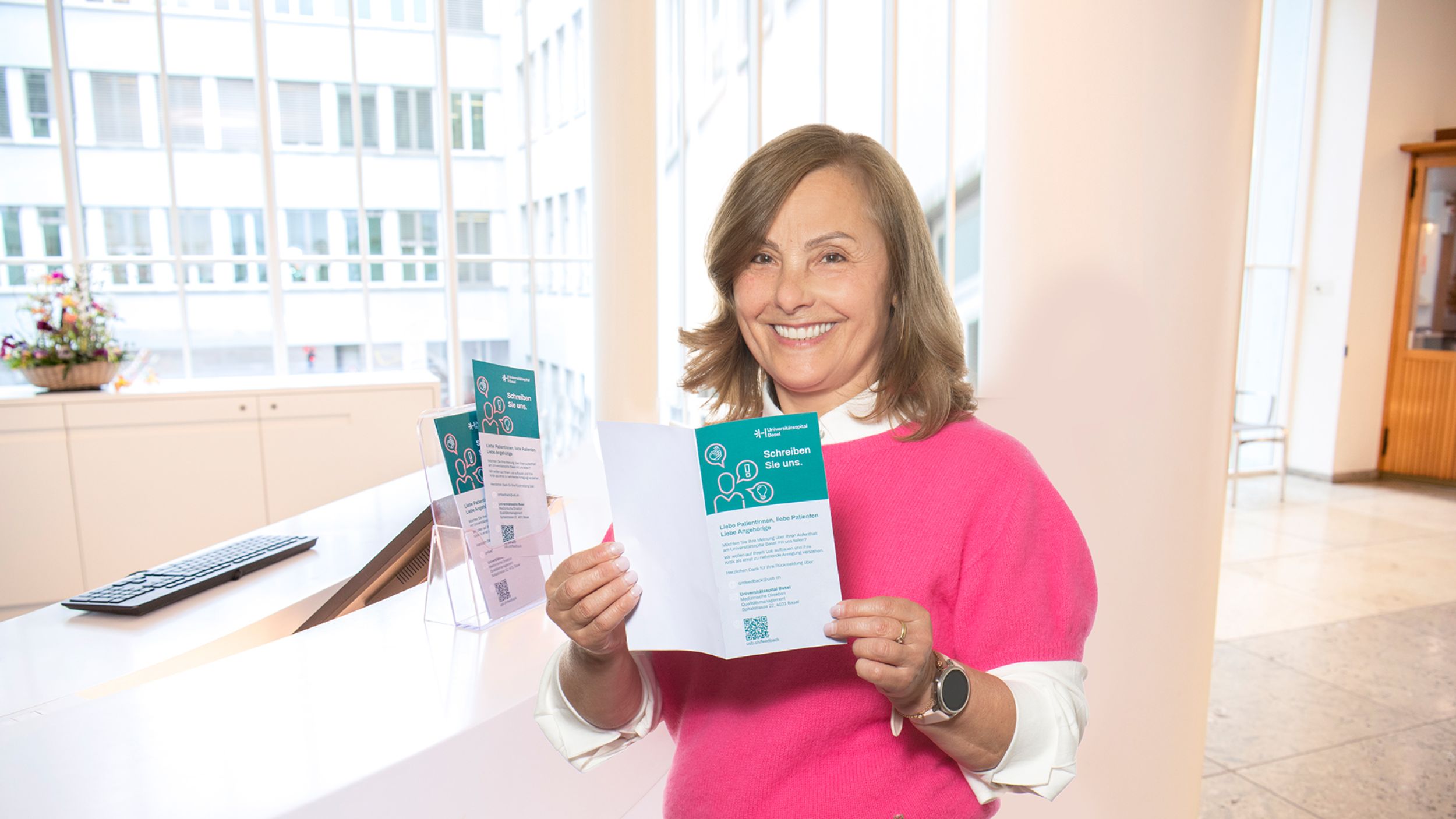 Mitarbeiterin Qualitätsmanagement mit Dokumenten in der Hand