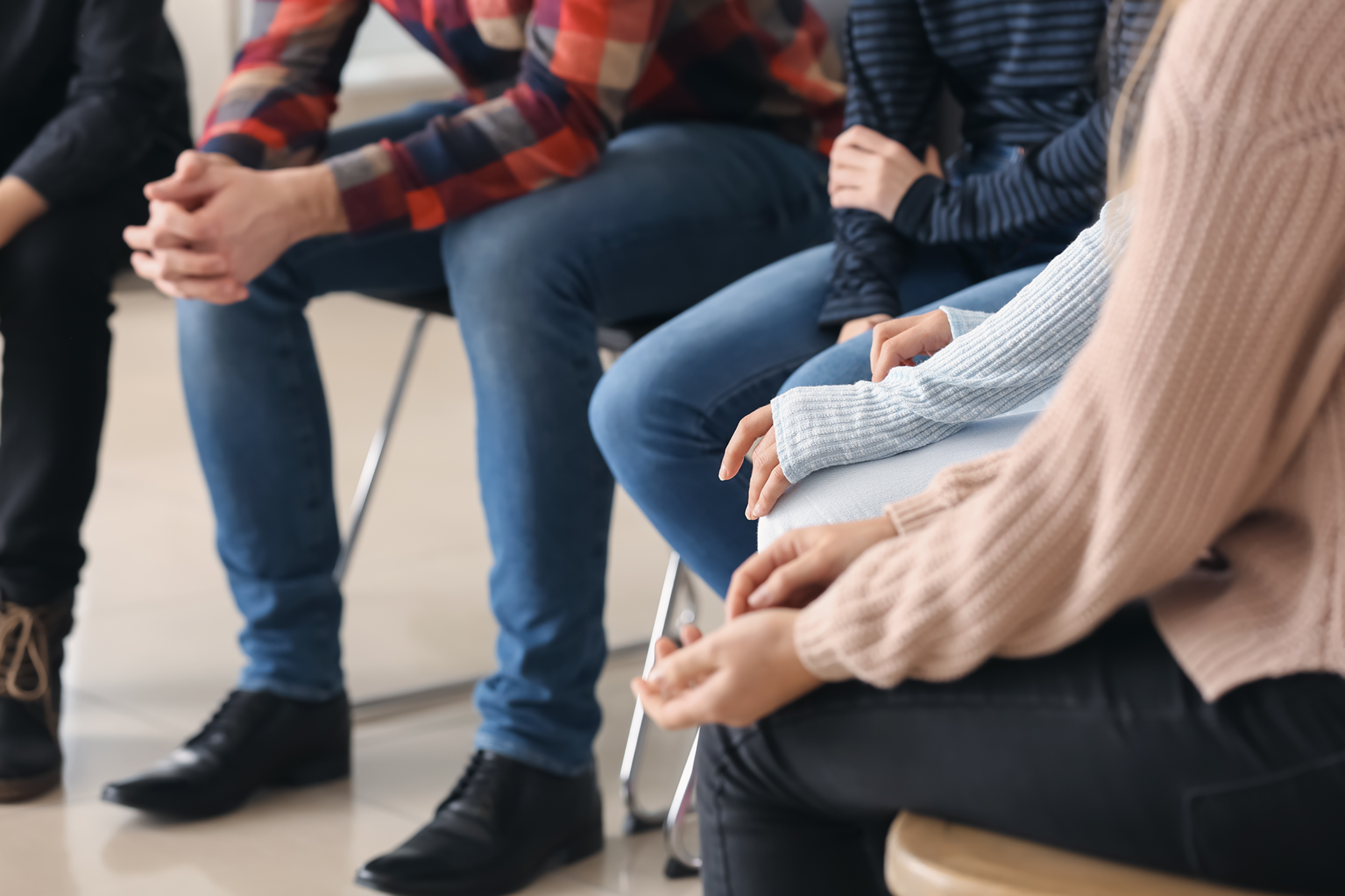 Eine Gruppe von Personen, die im Kreis sitzen