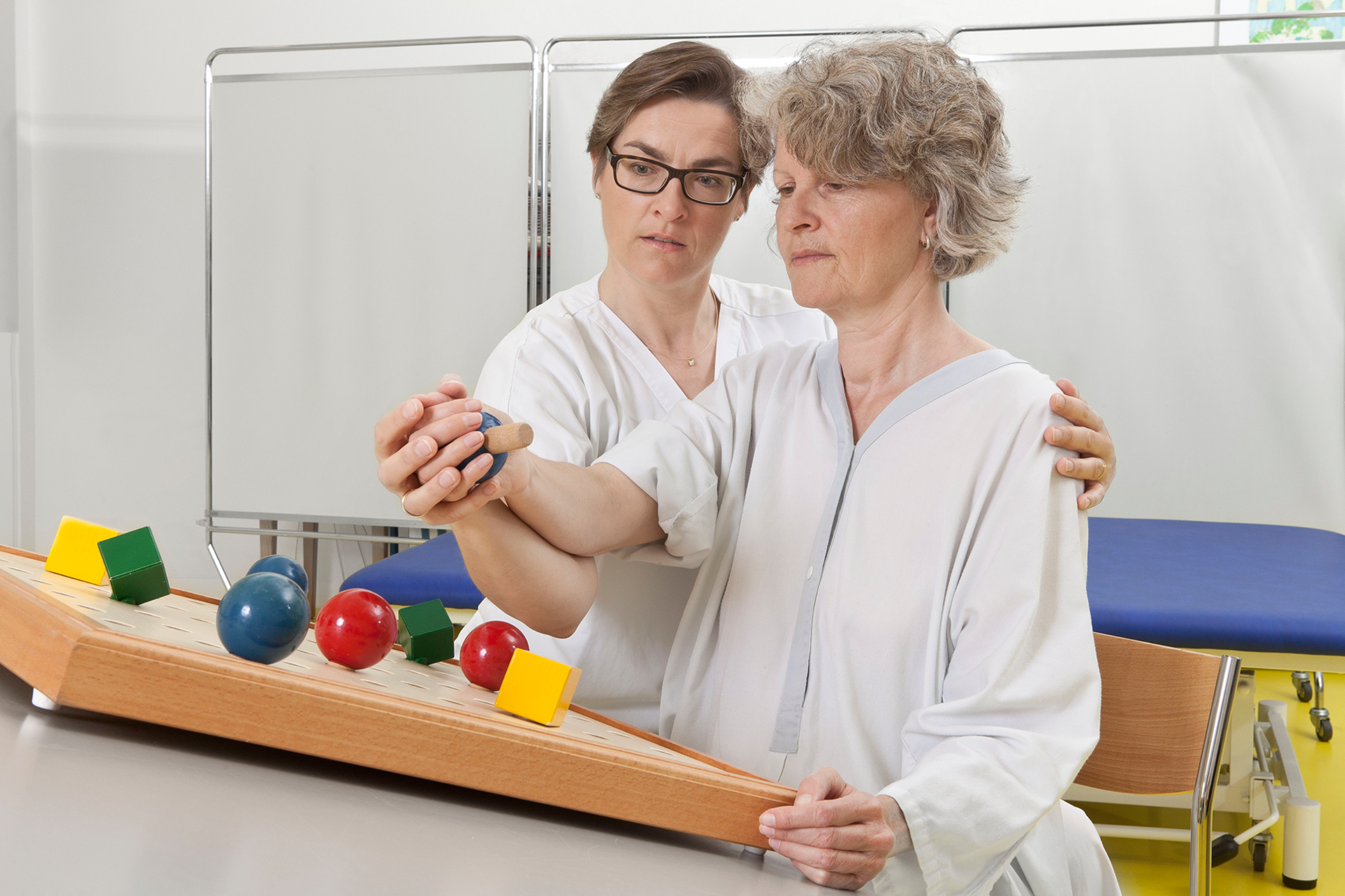 Ein Therapeutin mit einer Patientin