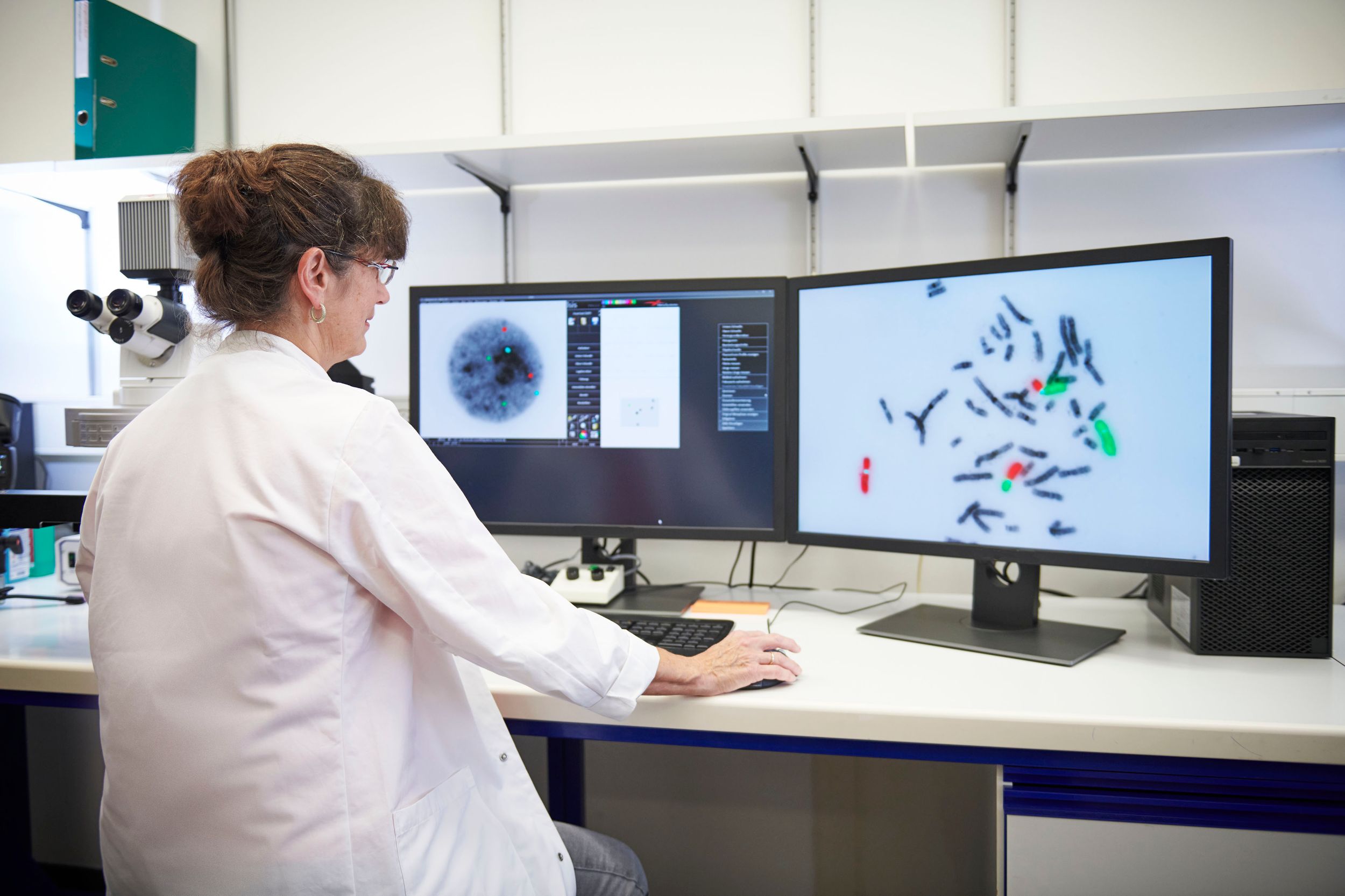 Chercheuse dans un laboratoire de génétique médicale devant un ordinateur