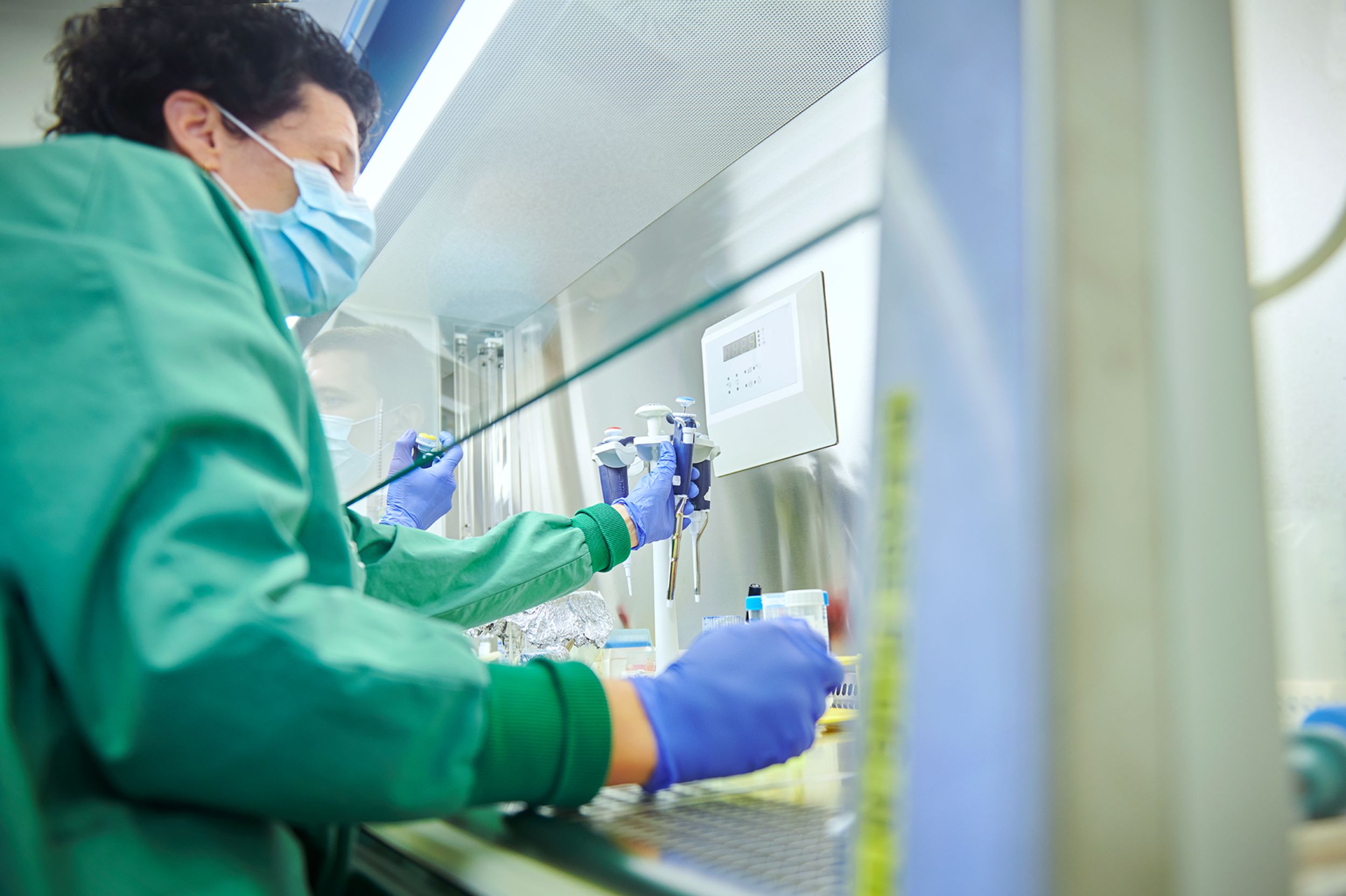 Forschende beim Pipettieren im Zell-Labor