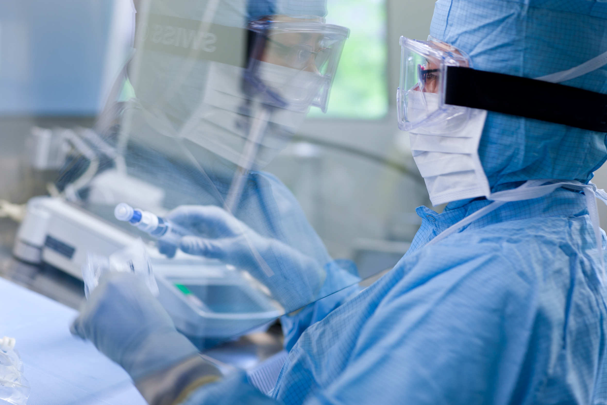 Mitarbeitende die in einem Reinraum Zytostatika herstellt