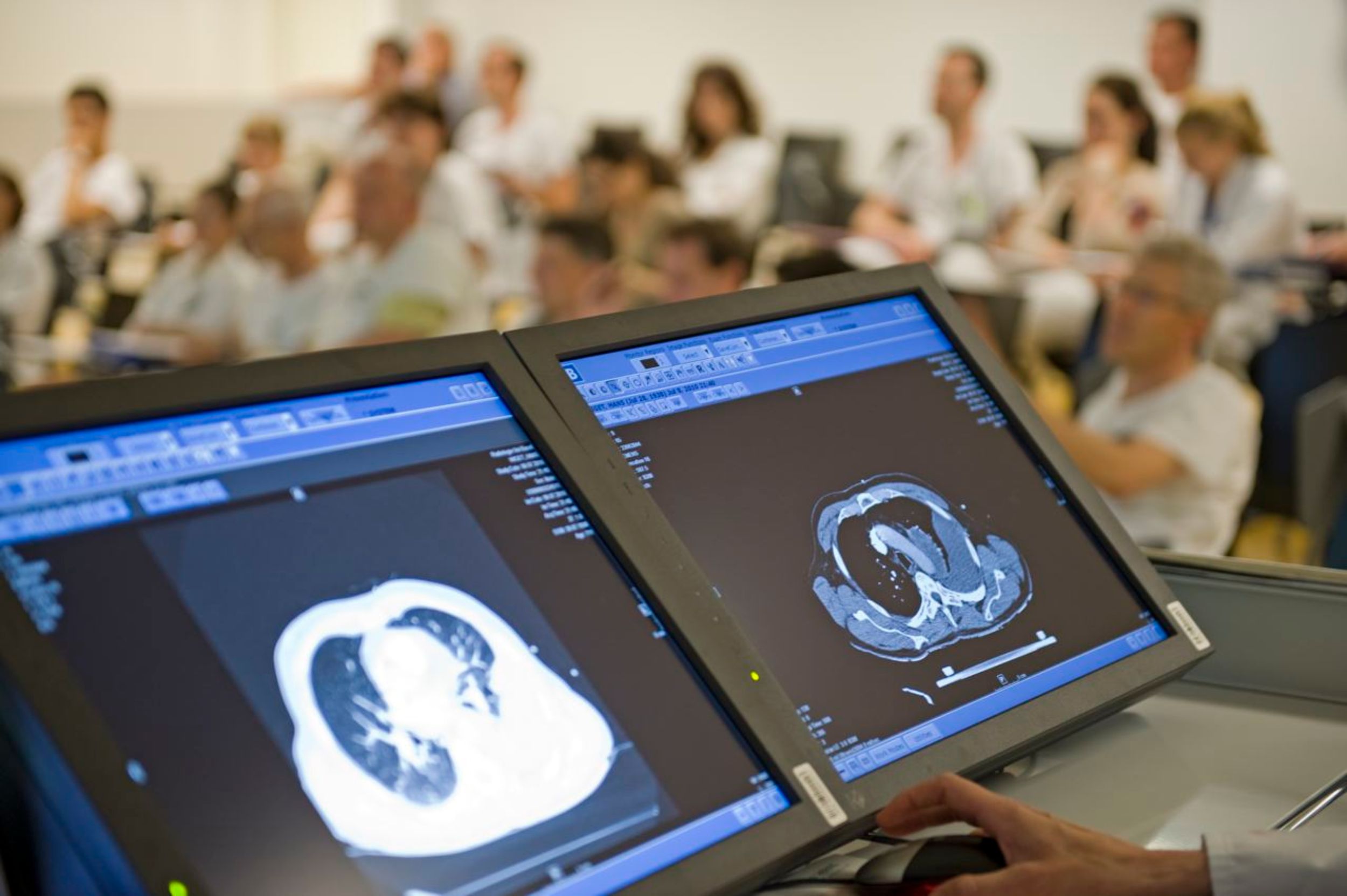 Ein Bildschirm mit Scans in einer Konferenz