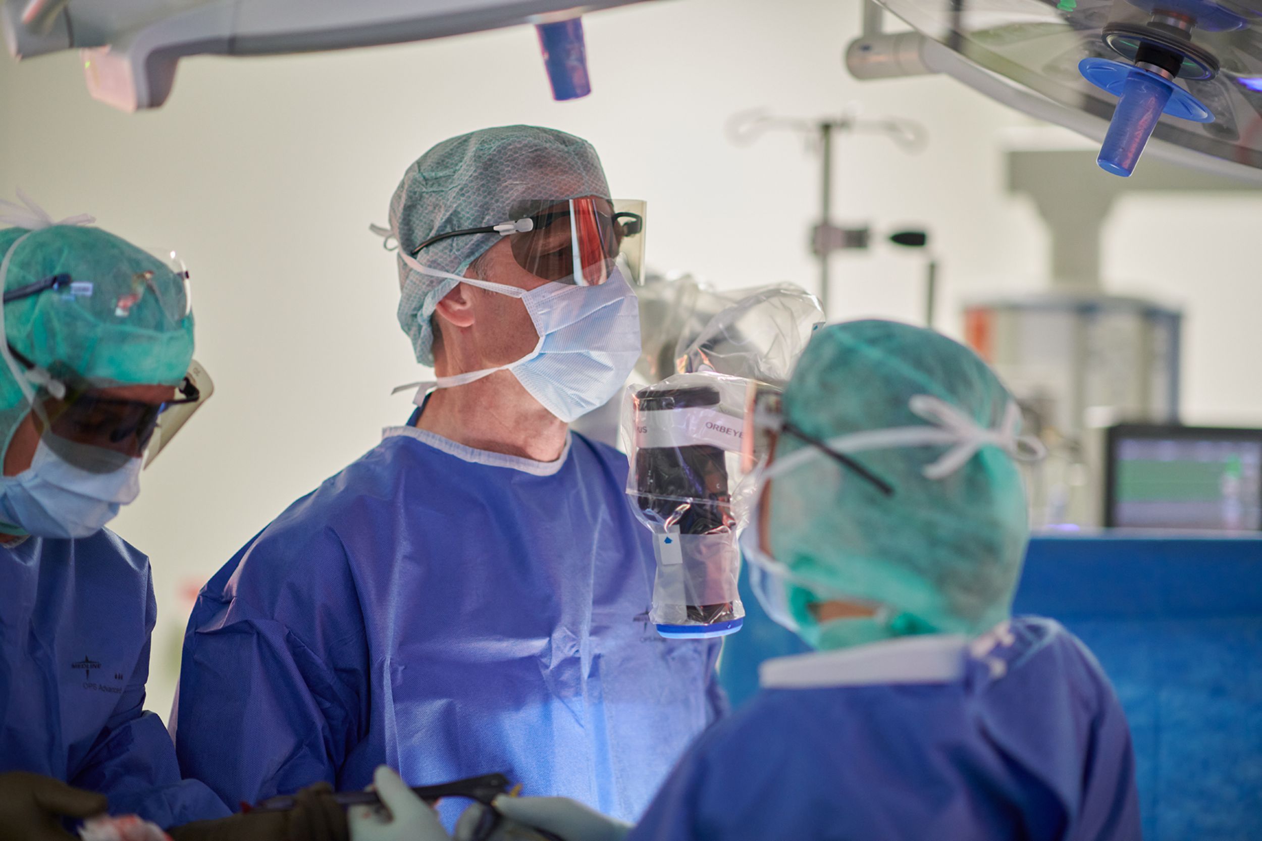 Prof. Stefan Schären im OP-Saal mit 3D-Brille