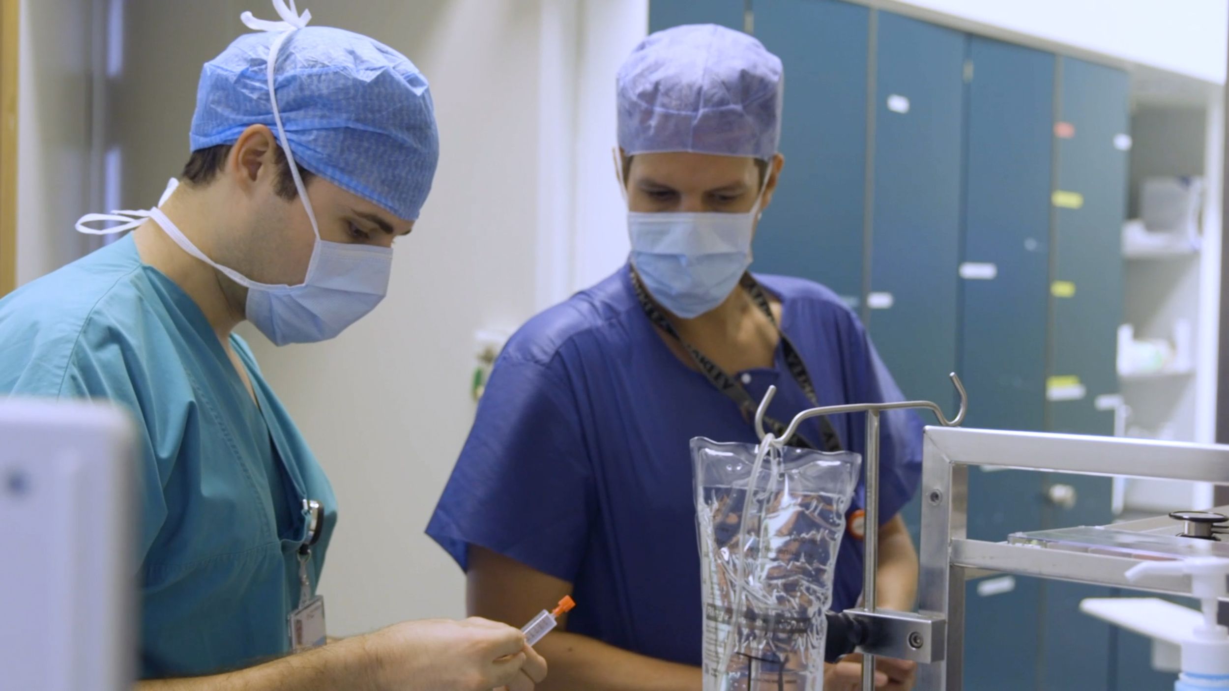 Anästhesist und Chirurg bei der Vorbereitung diverser Infusionen