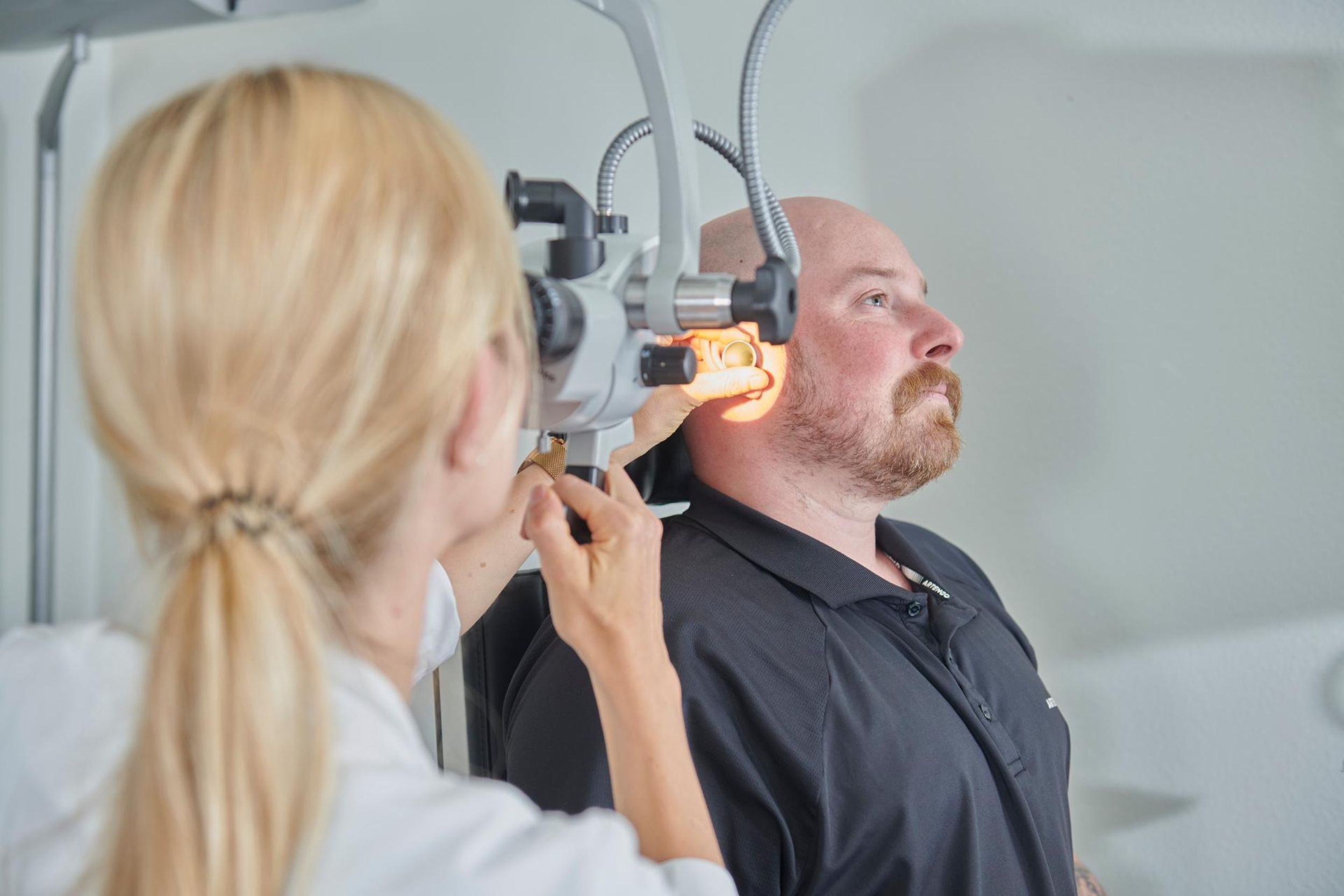 Le professeur Daniel Baumhoer en discussion avec ses collègues