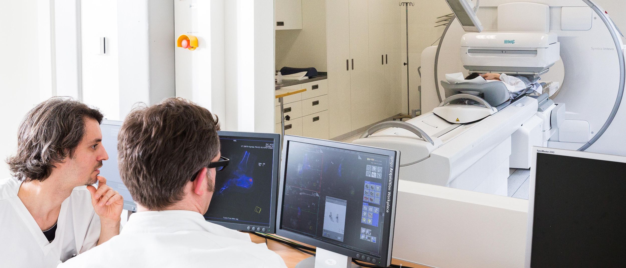 Radiologen während einer Untersuchung vor Bildschirm