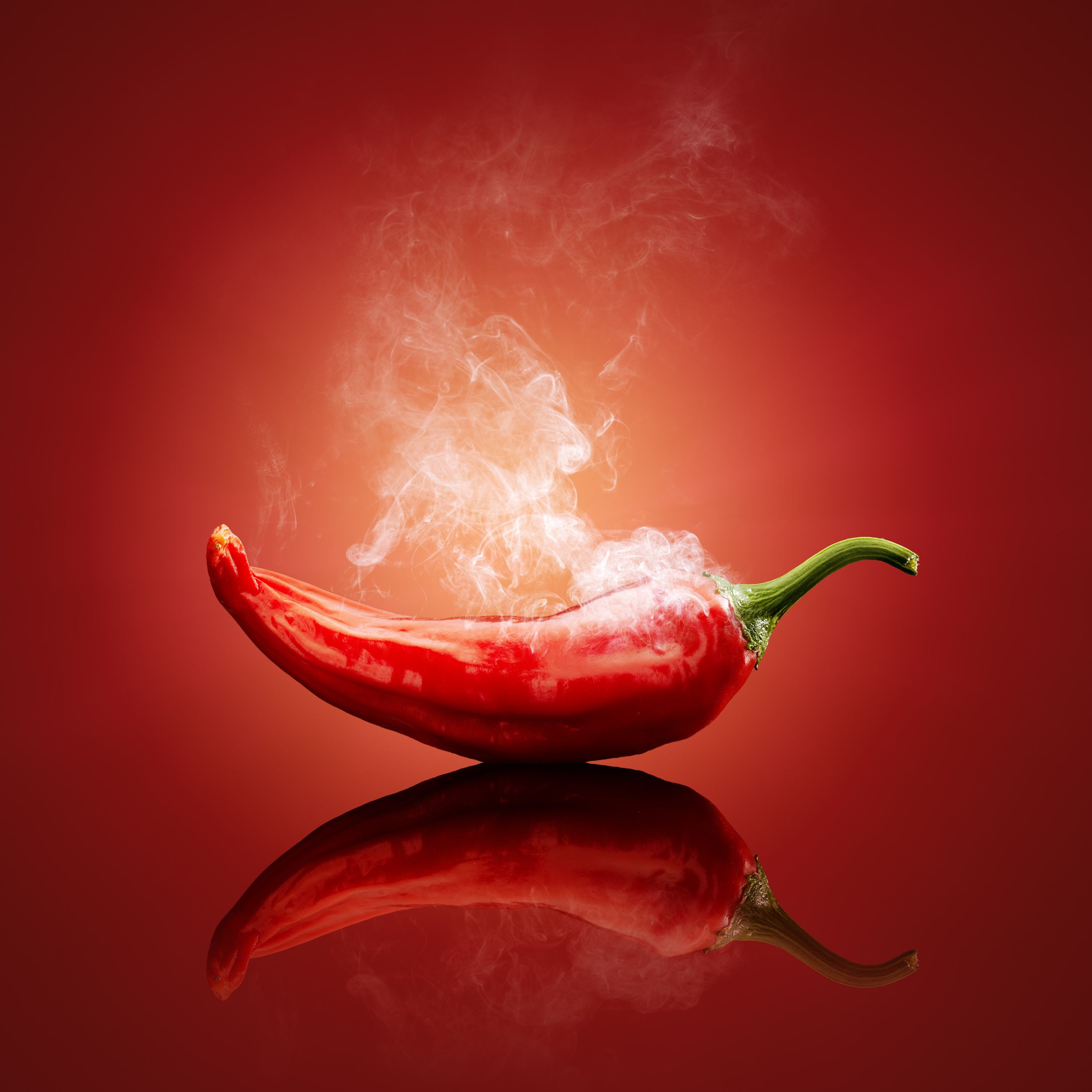 Eine Chilischote, aus der Rauch aufsteigt