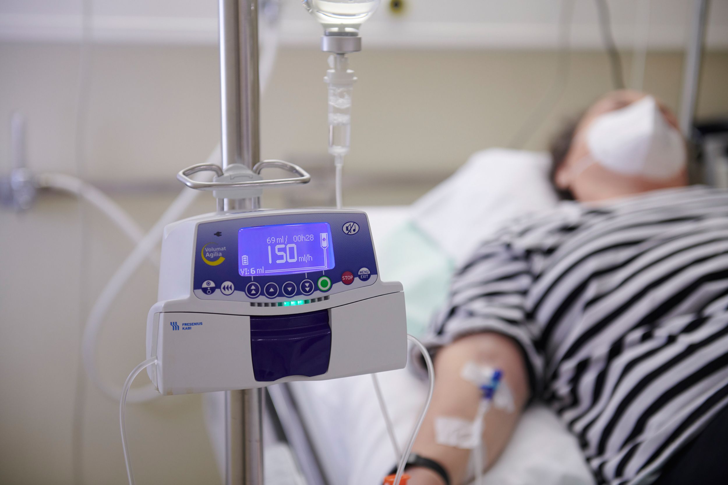 Patientin erhält eine Infusion auf der Tagesklinik