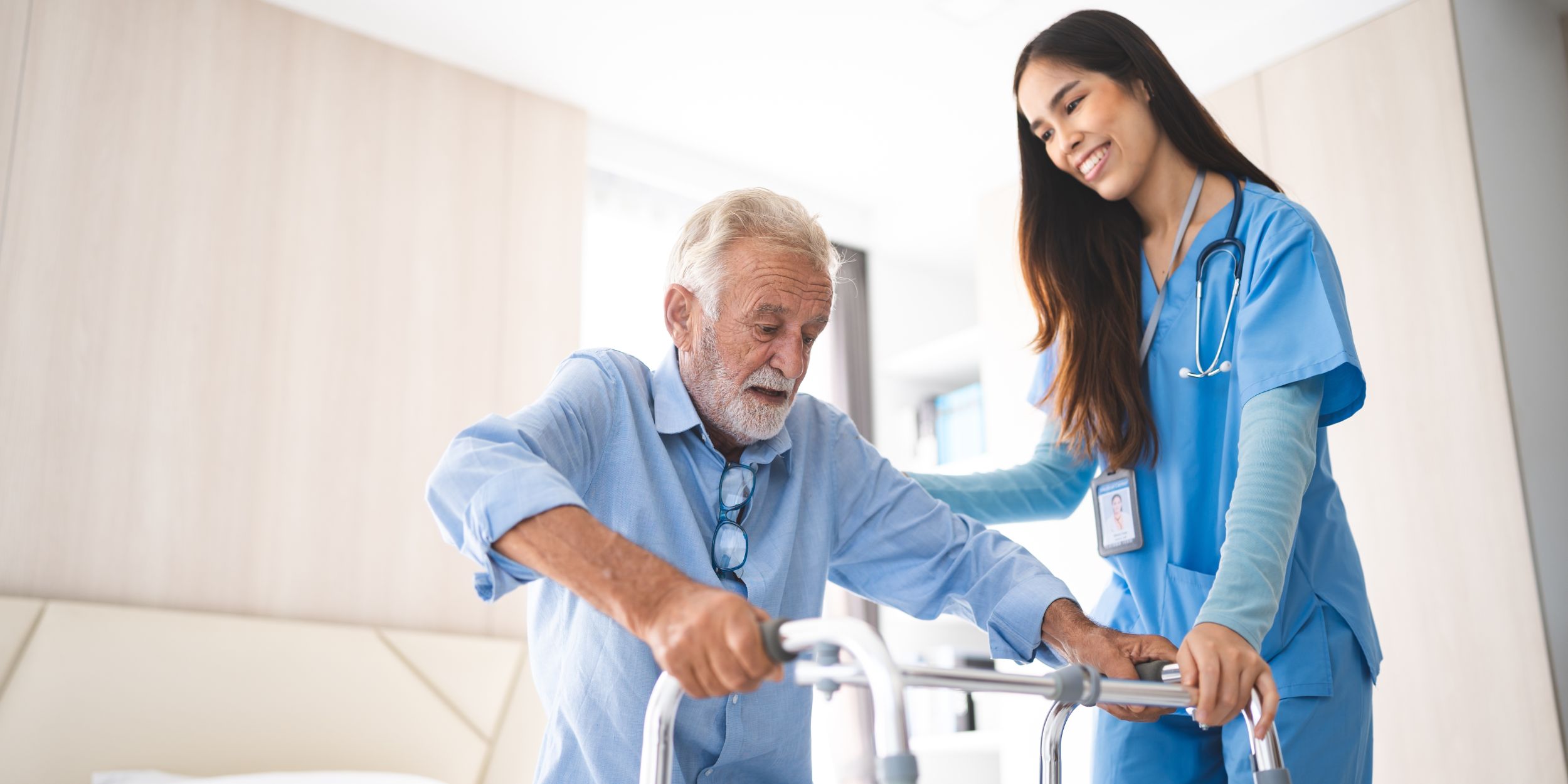 Eine Pflegerin, die sich um eine Patientin im Bett kümmert