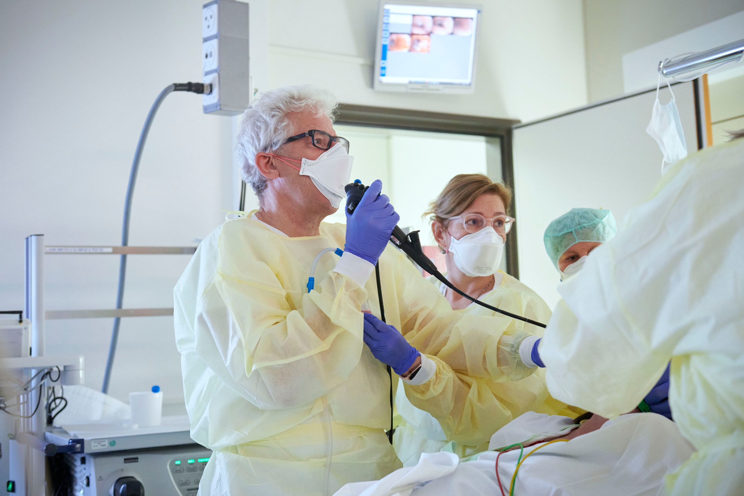 Prof. Michael Tamm führt eine Bronchoskopie durch