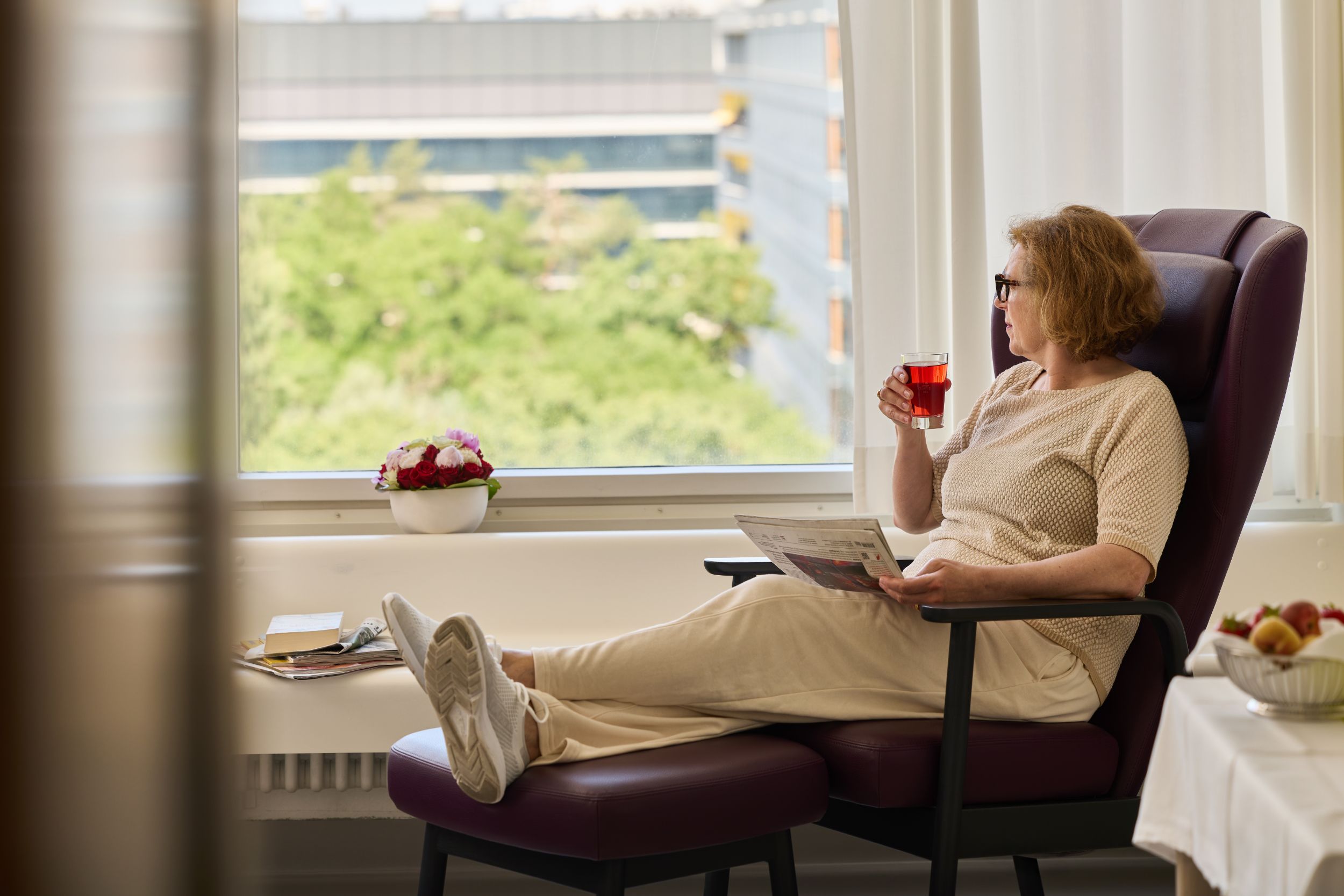 Ein gedeckter Tisch vor Fenster mit Ausblick
