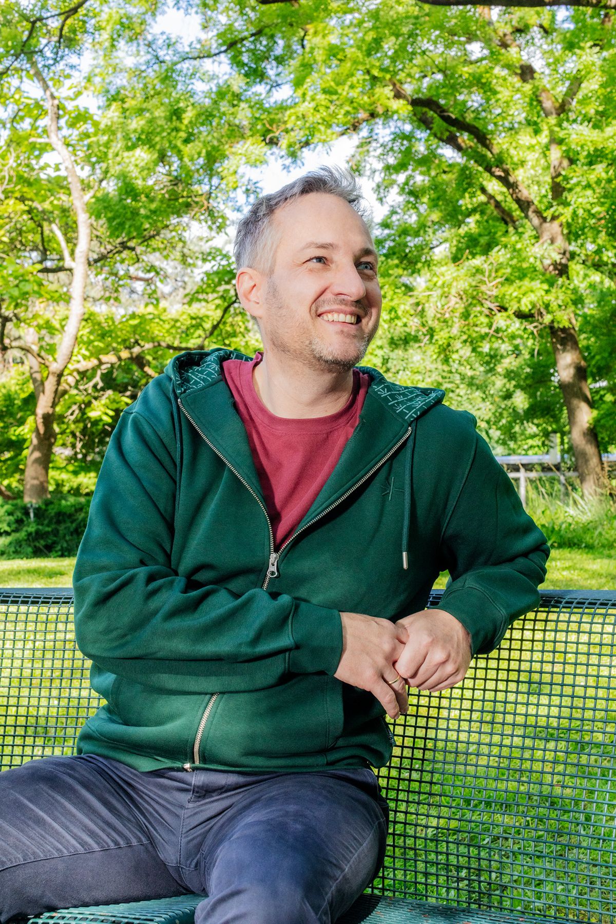 Mitarbeiter mit dunkelgrünem USB-Merchandise Hoodie