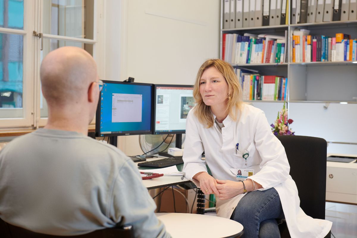 Dr. Sandra Eckstein in einem Konsilgespräch mit einem Patient