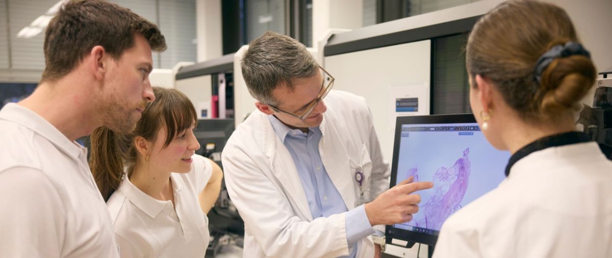 Pathologe zeigt Lehrling wie ein Schnellschnitt durchgeführt wird