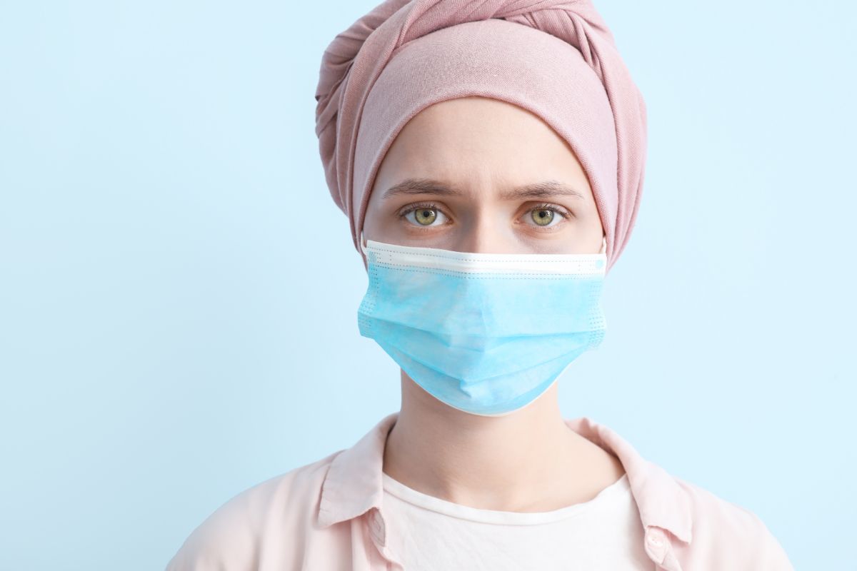 Frau trägt Maske