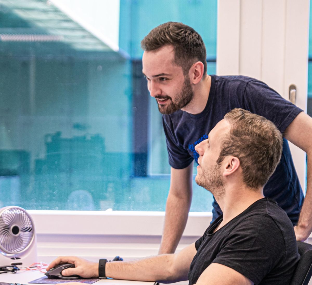 zwei Informatiker in einer Besprechung
