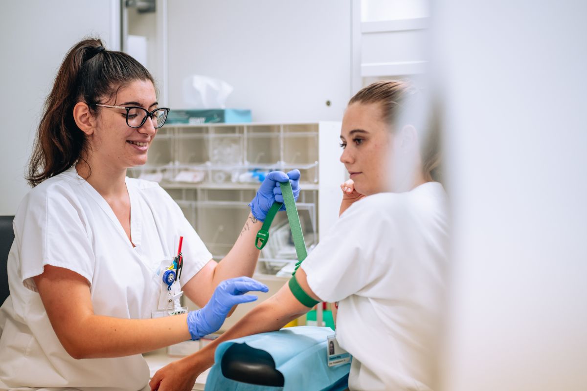 Medizinische Praxisassistentin mit Patientin