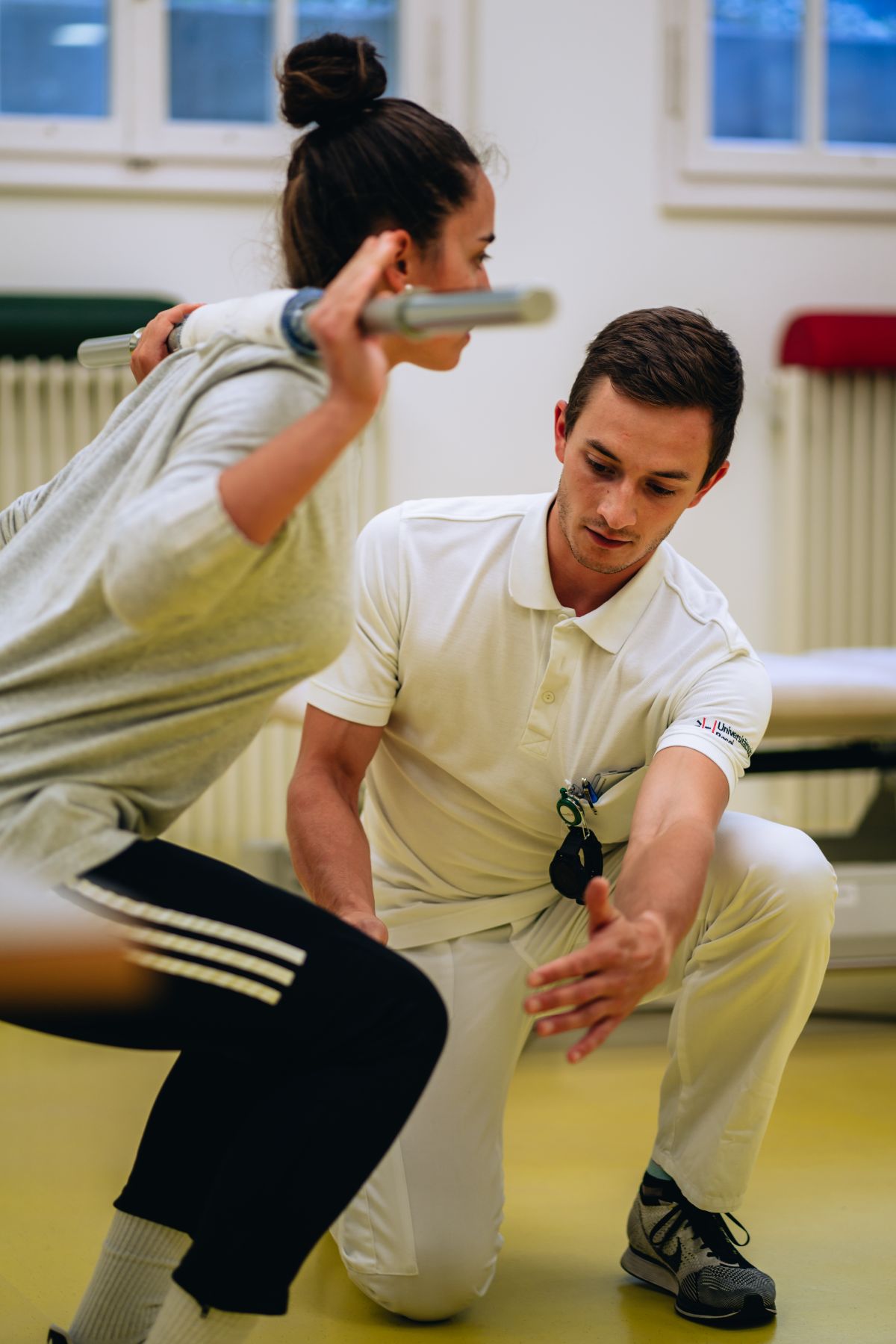 Un physiothérapeute fait des exercices pour le dos avec une patiente