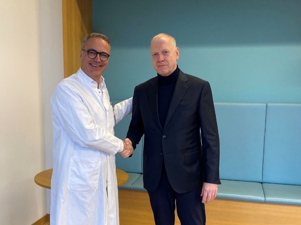 Prof. Helge Seifert, Chefarzt Urologie am USB und Prof. Gernot Bonkat, Gründer «alta uro» anlässlich der Vertragsunterzeichnung am USB