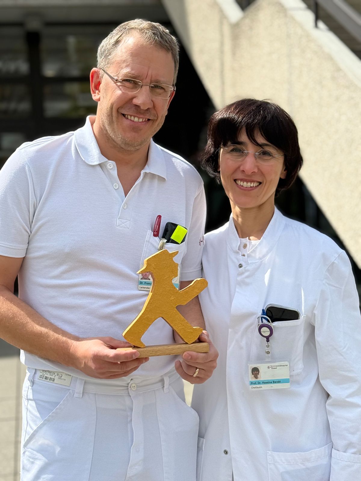 Dr. Franz Haller, Leitender Arzt Akutgeriatrie Ortho/Trauma, und Prof. Hassina Baraki, Chefärztin für Herzchirurgie, wurden für ihre Innovationsidee «Digital Frailty Sensor» ausgezeichnet.