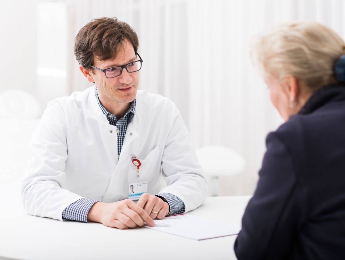 Prof. Alexander Navarini im Gespräch mit einer Patientin