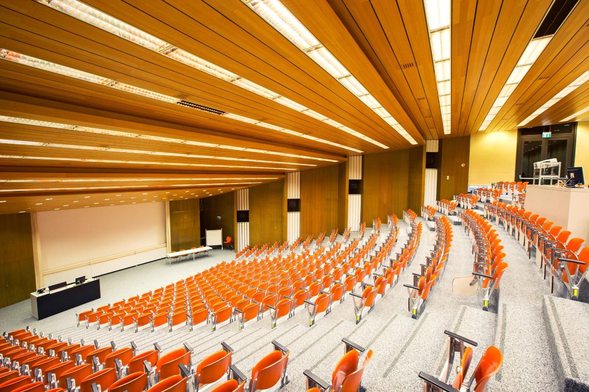 Blick in den grossen Hörsaal im Zentrum für Lehre und Forschung