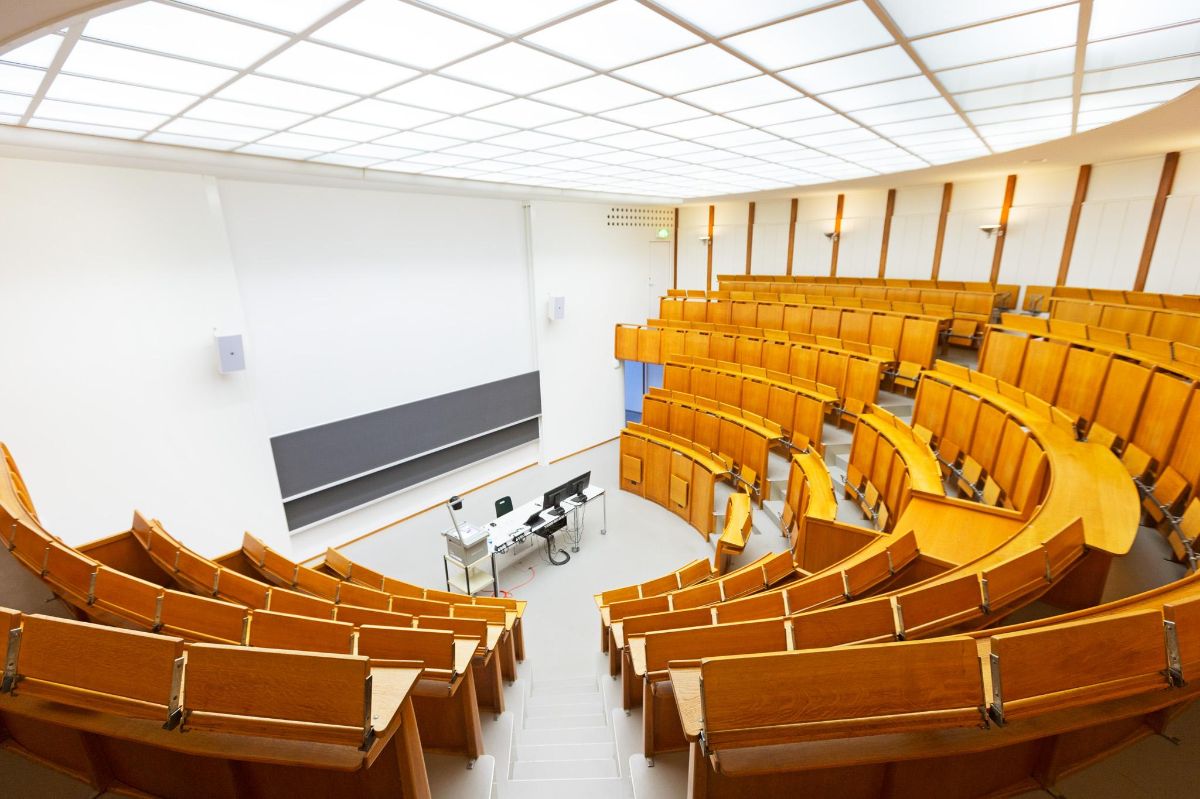 Blick von oben in einen klassischen Höörsaal