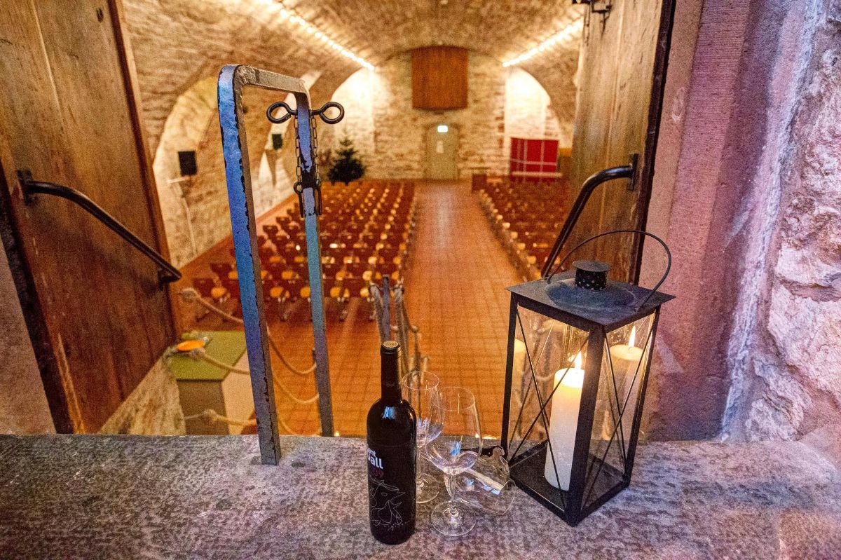 Blick in den Keller des Holsteinerhofs von oben, alter Gewölbekeller