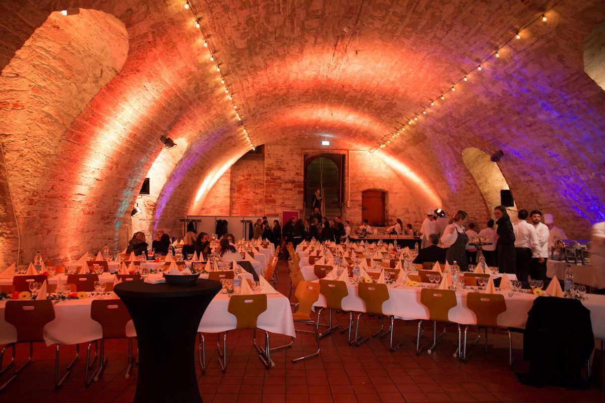 Blick in den Keller des Holsteinerhofs mit Bankettaustattung