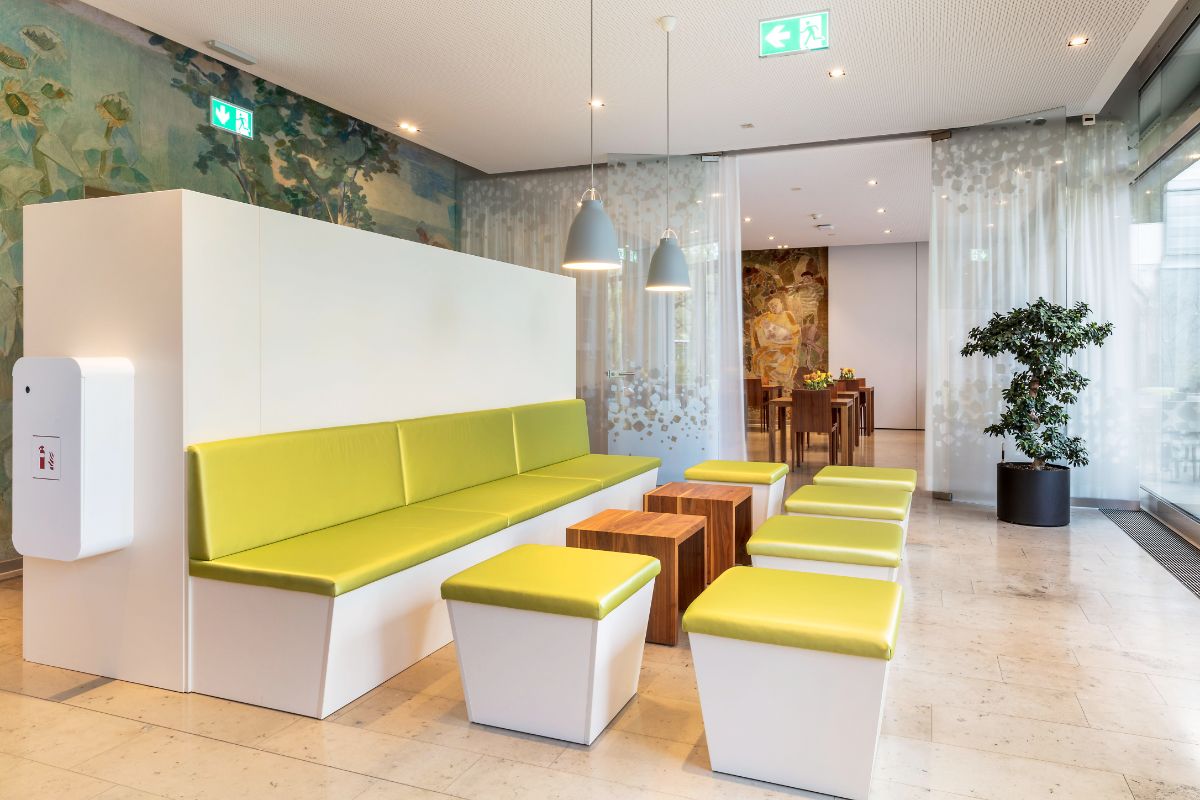Blick auf eine Lounge im Restaurant Giardino
