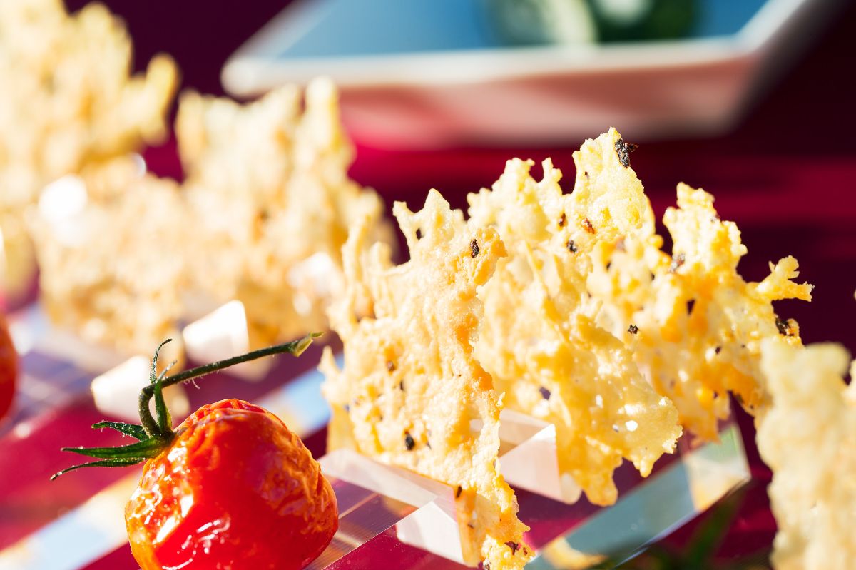 Cherry Tomate und Parmesanchip