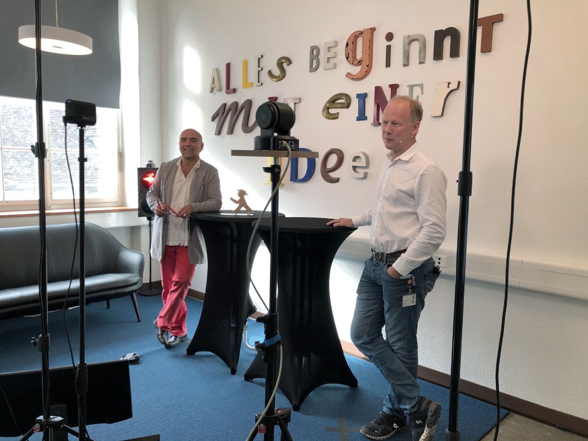 Prof. Jens Eckstein steht vor der Kamera am Future Friday