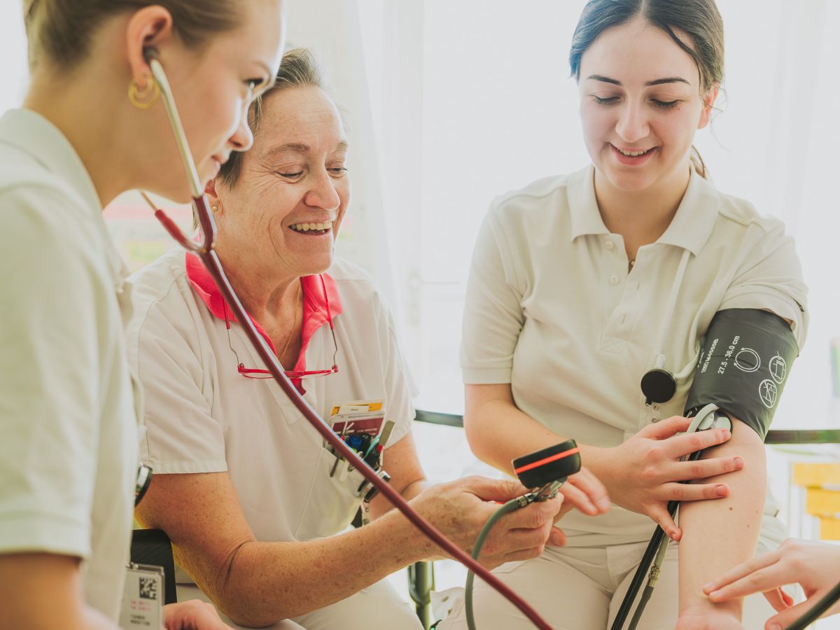 Drei Frauen im Spitalbetrieb bei der Ausbildung.